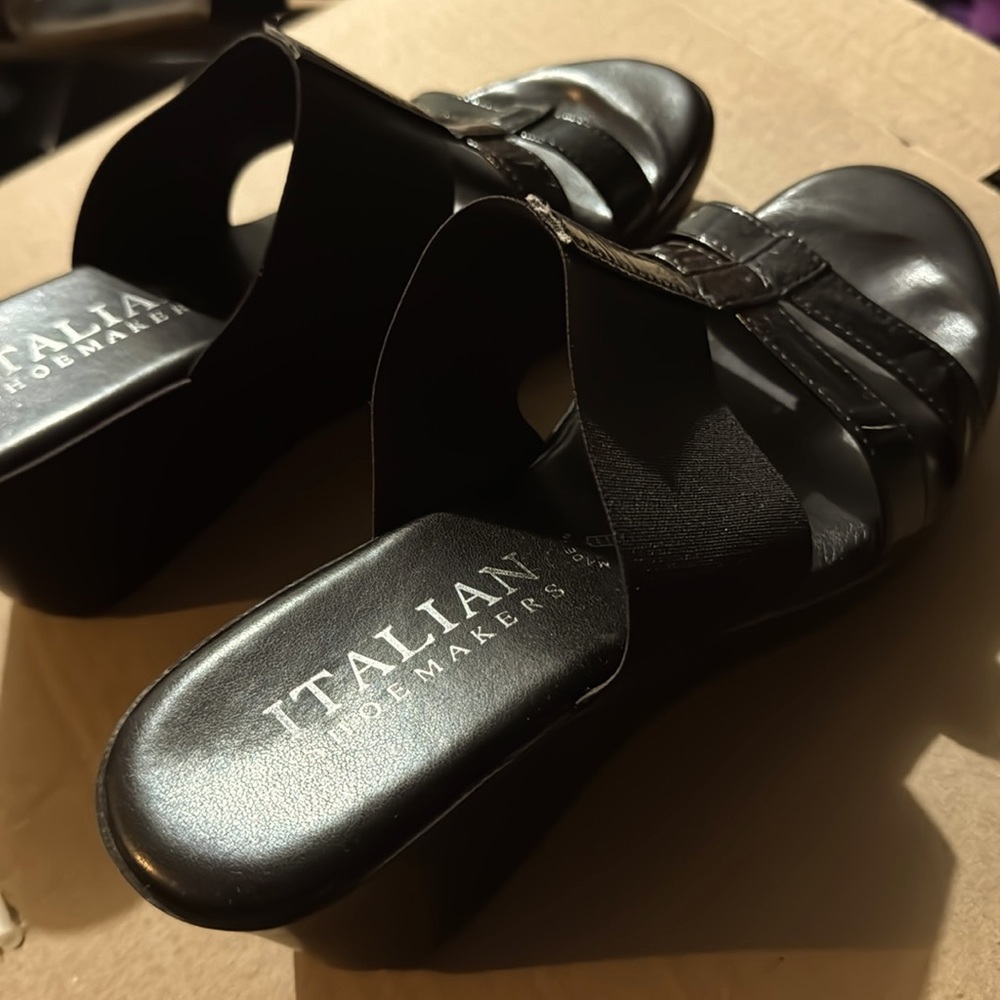 Black wedge size 8